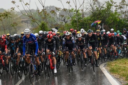 La spunta Groves a Salerno ma piovono cadute: Remco fa il bis d'asfalto La spunta Groves a Salerno ma piovono cadute: Remco fa il bis d'asfalto