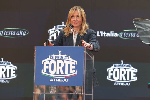 Meloni ad Atreju “Europa non è al tramonto, Italia leale ma non subalterna”