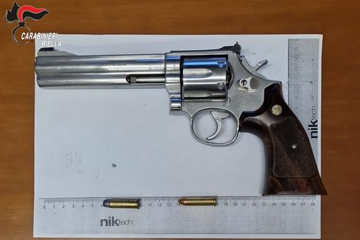 Ubriaco aggredisce la figlia, arrestato: sequestrata anche una pistola illegale Ubriaco aggredisce la figlia, arrestato: sequestrata anche una pistola illegale