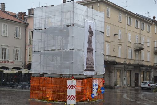 Borgomanero: continuano i lavori di restauro alla statua dedicata all’Immacolata
