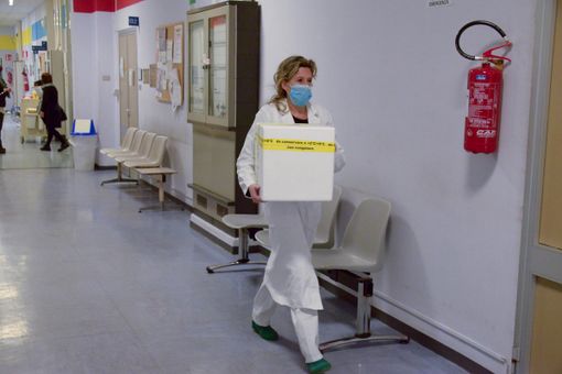 Vaccini covid, Agenzia italiana del farmaco: “Il ritardo di Pfizer è molto preoccupante” Vaccini covid, Agenzia italiana del farmaco: “Il ritardo di Pfizer è molto preoccupante”