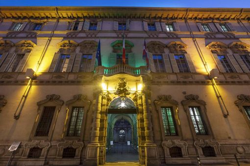 Palazzo Lascaris illuminato color &quot;foglia di tè&quot; contro il cancro all'utero