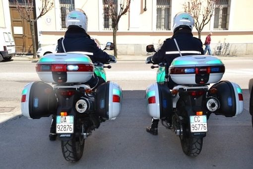 Giro di vita alla guida col cellulare: prime sanzioni dai vigili motociclisti in borghese Giro di vita alla guida col cellulare: prime sanzioni dai vigili motociclisti in borghese