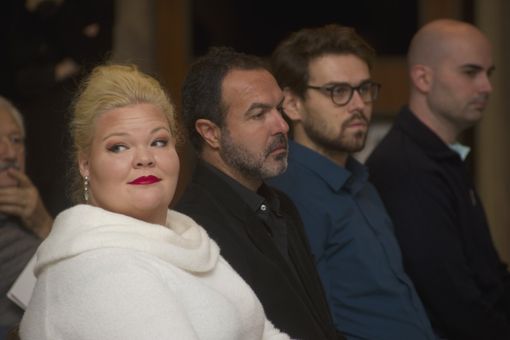 A sinistra la protagonista Courtney Mills