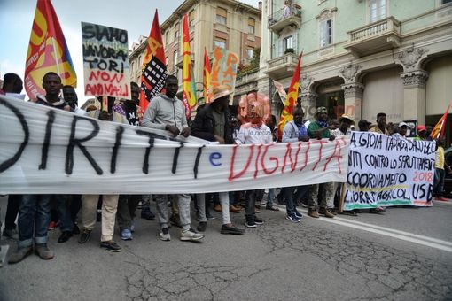 Immagine della manifestazione del 21 luglio 2018 da parte dei braccianti agricoli Immagine della manifestazione del 21 luglio 2018 da parte dei braccianti agricoli