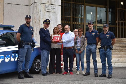 La Croce Rossa novarese ha donato alla Questura di Novara un defibrillatore che sarà in dotazione al personale della Squadra Volanti