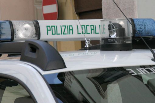 Bambino di 5 anni salvato in extremis da un incendio a Novara dagli agenti della polizia locale