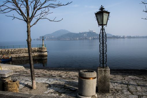 La Collettiva di Arona trasforma il lungolago in una galleria d’arte a cielo aperto