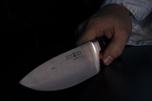 Dal Nord Ovest. Rimproverata dall'insegnante, allieva di una scuola media di Biella estrae dalla tasca un coltello da cucina in classe