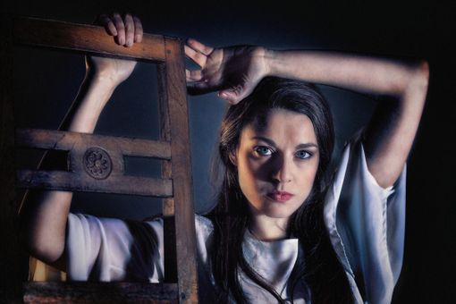 Riflessi d'anima al teatro degli scalpellini: la donna allo specchio