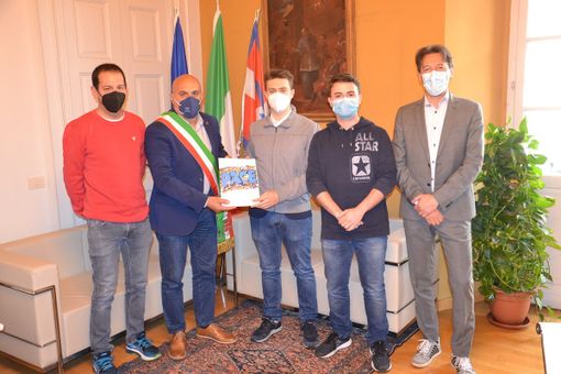 I ragazzi del Sermig hanno consegnato al sindaco Bossi e all’assessore Valsesia la "lettera alla coscienza" I ragazzi del Sermig hanno consegnato al sindaco Bossi e all’assessore Valsesia la "lettera alla coscienza"