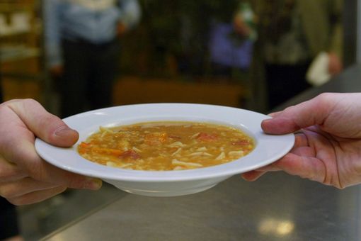 A Trecate ripresa la distribuzione di pasti “caldi” alle persone in difficoltà alimentare