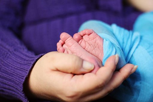 Dal Nord Ovest. Neonato morto soffocato al Pertini: "Troppo poche ostetriche ed infermieri. Errore famiglie fuori dai reparti" Dal Nord Ovest. Neonato morto soffocato al Pertini: "Troppo poche ostetriche ed infermieri. Errore famiglie fuori dai reparti"