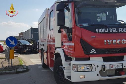 Scontro tra due auto in via Biandrate a Novara Scontro tra due auto in via Biandrate a Novara