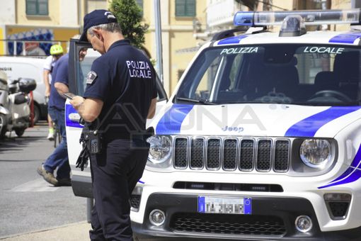 Ruba alimenti e alcolici dal supermercato minacciando il titolare per non pagare: denunciato in Liguria un turista novarese