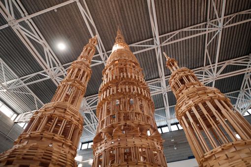 Una "cattedrale di legno" alla scuola Don G. Rossi: l’arte di Raffaele Salvoldi incanta Varallo Pombia Una "cattedrale di legno" alla scuola Don G. Rossi: l’arte di Raffaele Salvoldi incanta Varallo Pombia