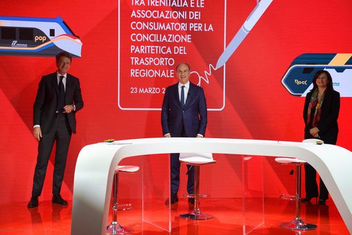 Trenitalia e Consumatori firmano l'accordo per la Conciliaizone Paritetica Trenitalia e Consumatori firmano l'accordo per la Conciliaizone Paritetica