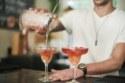 Milano da bere: perché fare il barman nel capoluogo lombardo è una scelta intelligente Milano da bere: perché fare il barman nel capoluogo lombardo è una scelta intelligente