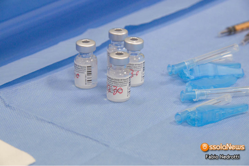 Covid, vaccini costanti e contagi diminuiscono