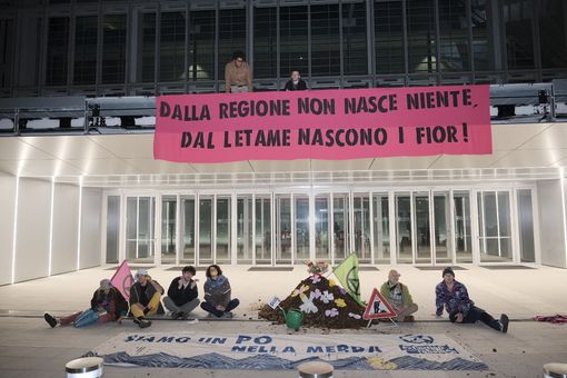 "Siamo ancora nella merda": gli Extionction Rebellion scaricano quintali di letame davanti al Grattacielo della Regione "Siamo ancora nella merda": gli Extionction Rebellion scaricano quintali di letame davanti al Grattacielo della Regione