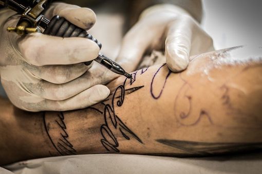 Legge sui tatuatori, divergono le opinioni in Commissiona Sanità Legge sui tatuatori, divergono le opinioni in Commissiona Sanità