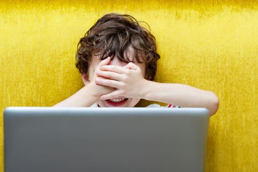 Video porno e di violenze anche sui neonati: tre arresti per pedopornografia, c'è anche un prete di Benevento