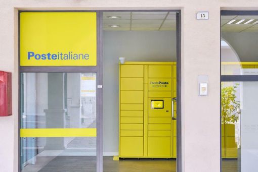 Poste Italiane, un nuovo locker per il ritiro dei pacchi a Oleggio Castello Poste Italiane, un nuovo locker per il ritiro dei pacchi a Oleggio Castello