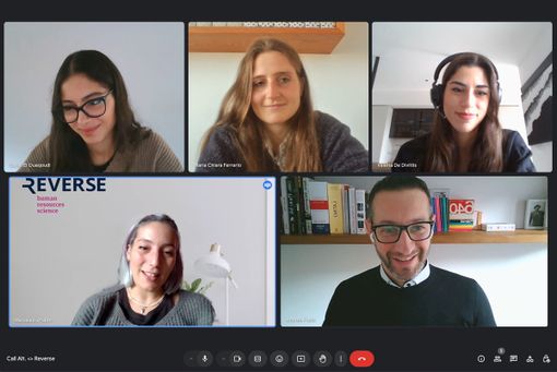 Nella foto: call tra Andrea Pucci, le neo assunte Maria Chiara Ferrario e Safae El Ouaqoudi e lo staff Reverse Nella foto: call tra Andrea Pucci, le neo assunte Maria Chiara Ferrario e Safae El Ouaqoudi e lo staff Reverse