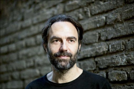 Neri Marcorè l'8 settembre chiude il Teatro sull'Acqua di Arona: aperte le prevendite