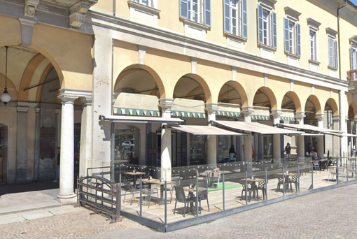 Novara, chiude lo storico Bar Borsa in piazza Martiri