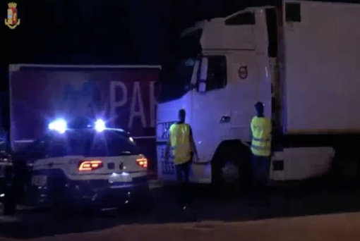 Sgominata la "banda dei Tir": 10 persone arrestate e 6 denunciate Sgominata la "banda dei Tir": 10 persone arrestate e 6 denunciate