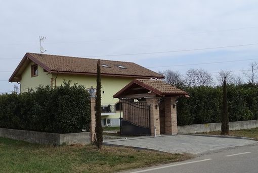 Dal Nord Ovest. Furto auto di lusso, la Polizia sequestra beni per oltre mezzo milione di euro ad un 56enne Dal Nord Ovest. Furto auto di lusso, la Polizia sequestra beni per oltre mezzo milione di euro ad un 56enne