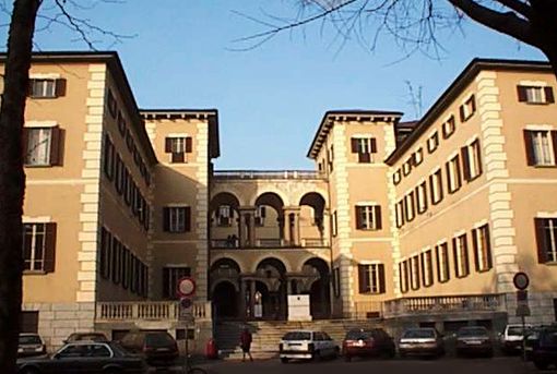 Troppo caldo negli uffici del Tribunale, i dipendenti protestano abbandonando le scrivanie scendendo in cortile Troppo caldo negli uffici del Tribunale, i dipendenti protestano abbandonando le scrivanie scendendo in cortile