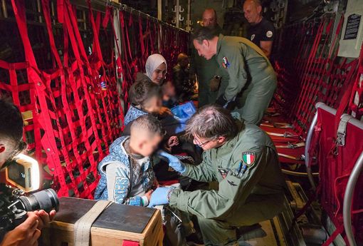 Bimbi palestinesi bisognosi di cure in Italia con due voli speciali della Difesa