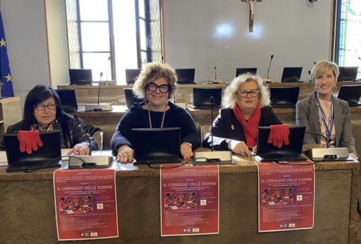 Il coraggio delle donne: una lotta collettiva contro la violenza Il coraggio delle donne: una lotta collettiva contro la violenza