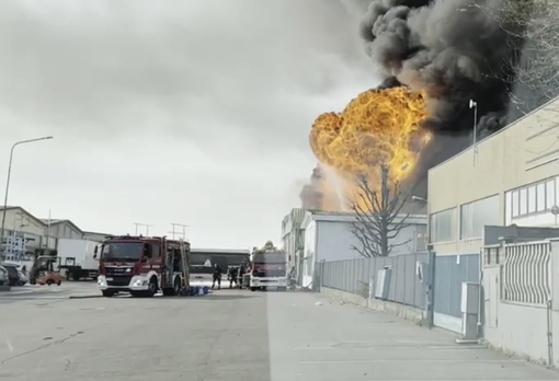 Incendio Novara: 30 operai i primi a dare allarme VIDEO Incendio Novara: 30 operai i primi a dare allarme VIDEO