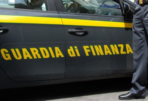 Voleva comprare un auto da 100 mila euro con assegno falso, arrestato dalla Finanza