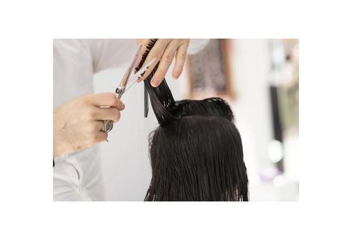 Il grido d'allarme: "A fine emergenza il 15% dei parrucchieri rischia la chiusura. Solo chi lavora in nero ci guadagna"