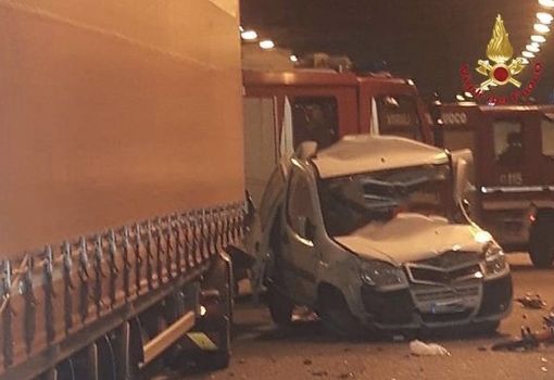Schianto in galleria a Castelletto, morti un uomo e una donna travolti da un tir