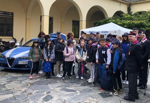 Il Consiglio dei Bambini di Novara chiude l'anno con una visita alla Questura: imparare sulla legalità e sicurezza