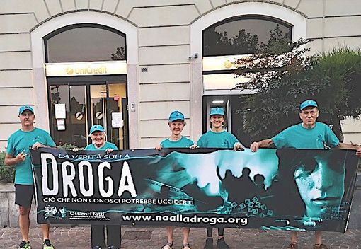 Gazebo per un “Mondo Libero dalla Droga” ad Arona Gazebo per un “Mondo Libero dalla Droga” ad Arona