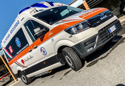 Incidente alla piscina di Fara Novarese: bambino di 8 anni elitrasportato in ospedale con trauma cranico