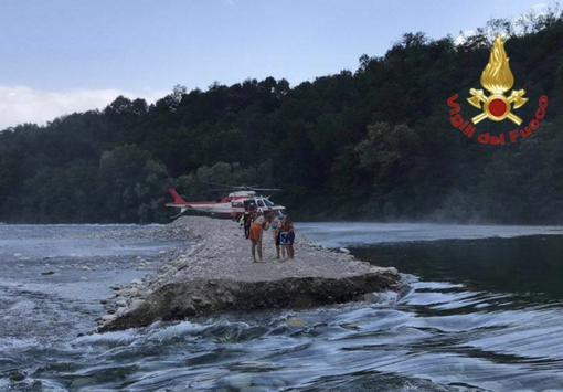 Intrappolati su un isolotto di sabbia nel Ticino: un adulto e quattro bambini salvati dall'elicottero dei vigili del fuoco