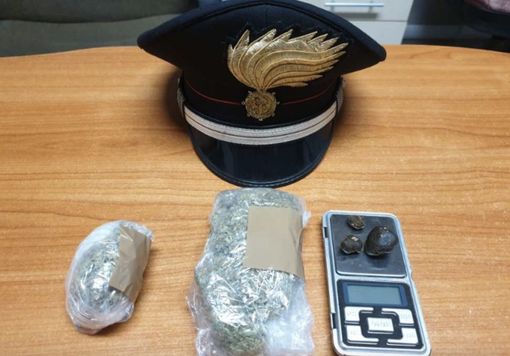 Due arresti e tre denunce dei Carabinieri della Compagnia di Arona per spaccio di sostanze stupefacente Due arresti e tre denunce dei Carabinieri della Compagnia di Arona per spaccio di sostanze stupefacente