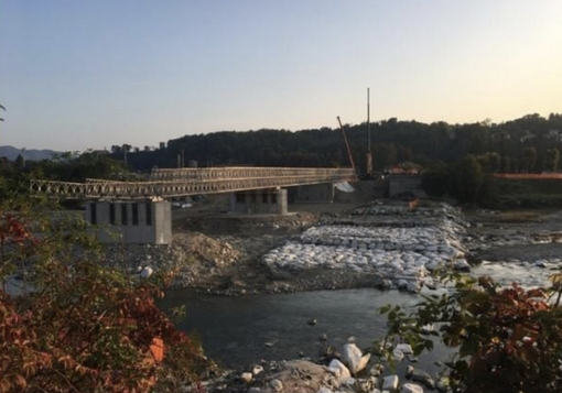 Romagnano, in fase di ultimazione la posa della struttura del ponte provvisorio Romagnano, in fase di ultimazione la posa della struttura del ponte provvisorio