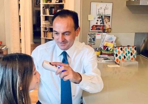 Scuola, Cirio segue alla lettera la sua ordinanza: foto sui social mentre misura la febbre ai figli Scuola, Cirio segue alla lettera la sua ordinanza: foto sui social mentre misura la febbre ai figli