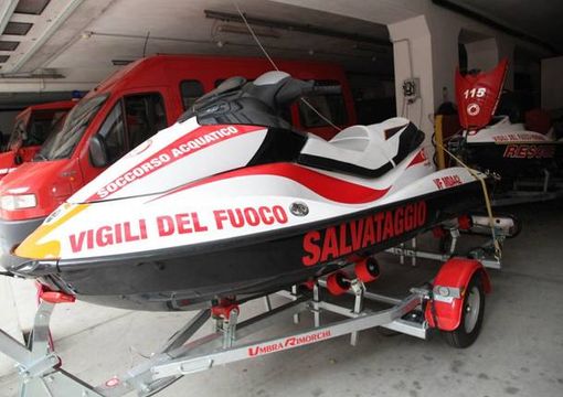 Barca a vela in difficoltà tra Belgirate ed Arona