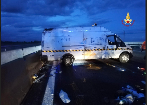 Incidente in autostrada: si ribalta un furgone Incidente in autostrada: si ribalta un furgone