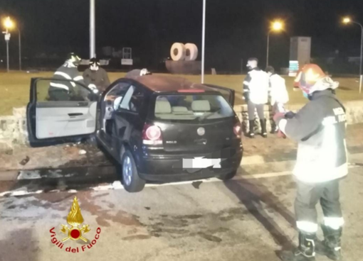 Schianto alla rotonda: una donna ricoverata in ospedale a Borgomanero Schianto alla rotonda: una donna ricoverata in ospedale a Borgomanero