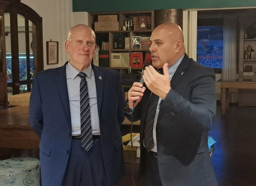 Borgomanero celebra i 35 anni de “I Miserabili”: il sindaco Bossi omaggia il gruppo di auto e moto storiche